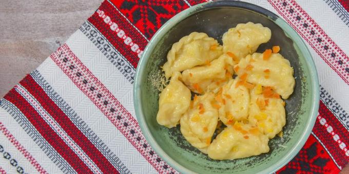 Vareniki à la citrouille et deux types de fromage