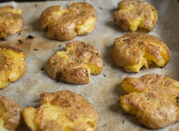 Comment faire cuire des pommes de terre au four au four: placez les pommes de terre sur une plaque à pâtisserie