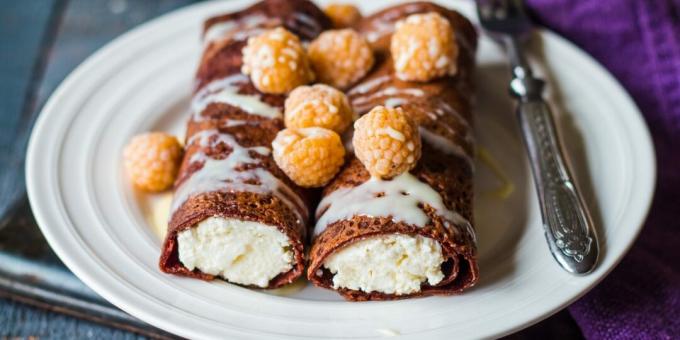 Crêpes au chocolat avec fromage cottage et lait concentré