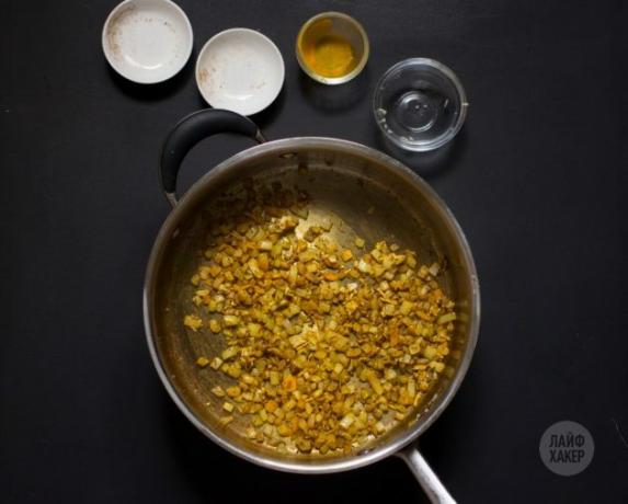 Poulet au curry à l'ananas: attendez la saveur