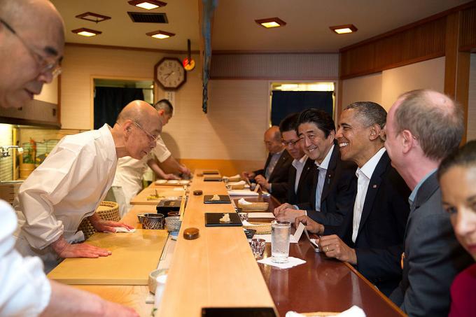 Jiro Ono et Barack Obama. Par la Maison Blanche de Washington, DC - P042314PS-0082, Domaine public, https://commons.wikimedia.org/w/index.php? curid = 34426375