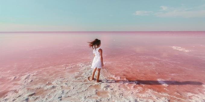 Endroits incroyables en Russie: le lac rose Burlinskoe dans l'Altaï