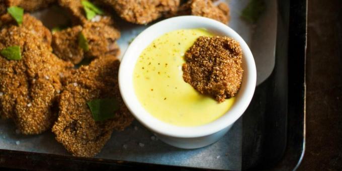 Apéritif de foie de poulet croustillant avec sauce à la moutarde