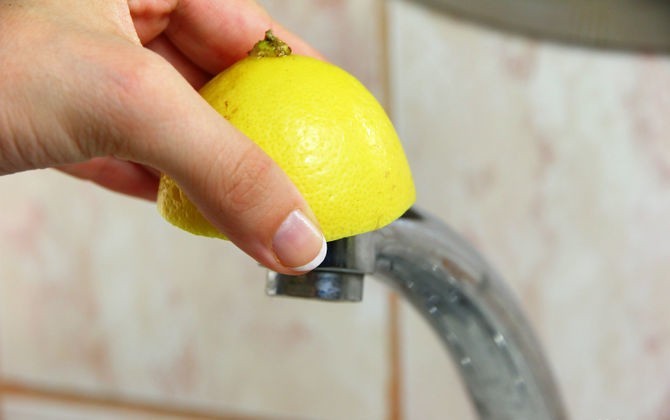 Comment enlever la plaque sur le robinet