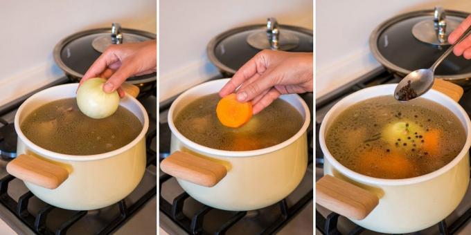 Comment faire cuire la soupe au poulet: bouillon, ajoutez les carottes, les oignons et les poivrons