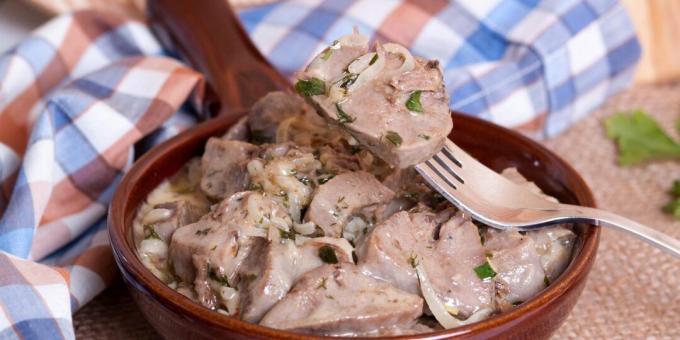 Langue de porc cuite dans une sauce à la crème sure