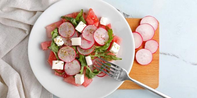 Salade thaï avec pastèque, radis, feta et vinaigrette épicée