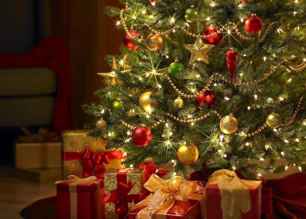 Décorer un arbre de Noël: boules et guirlandes