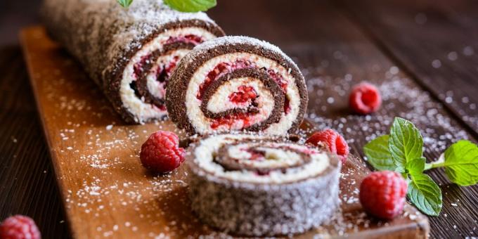 Rouleau éponge au chocolat avec crème de coco crémeuse et framboises