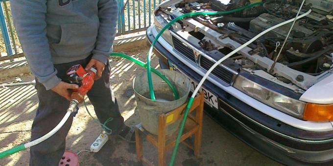  Le rinçage du poêle radiateur: raccorder les tuyaux et la pompe
