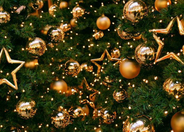 Décorer un arbre de Noël: jouets plaine