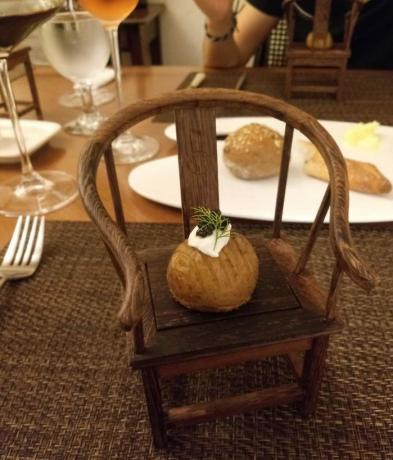 servir des pommes de terre sur une chaise haute