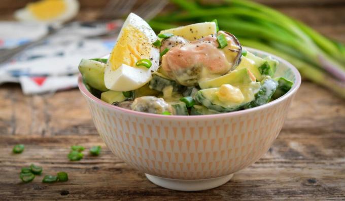 Salade de moules, concombre et oeufs