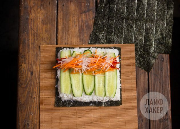 Sushirrito: étalez la garniture sur le riz