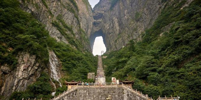 territoire asiatique n'est pas attirer les touristes en vain, « Cloud Gate » sur le mont Tianmen à Zhangjiajie National Park, Chine