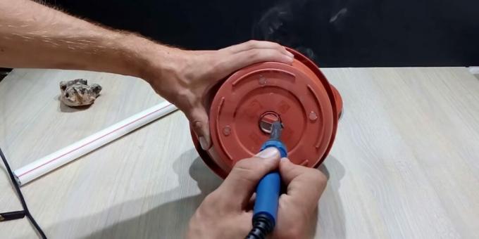 Comment assembler une fontaine de vos propres mains: faites un trou