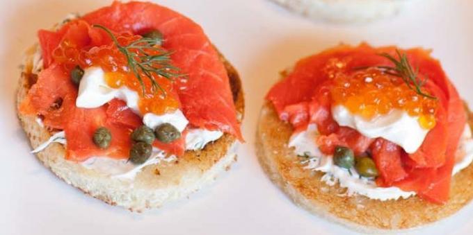 Sandwiches au caviar rouge et de poisson rouge