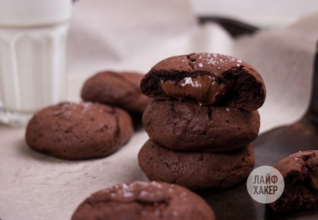 Laisser refroidir les biscuits aux pépites de chocolat de style fondant avant de les déguster