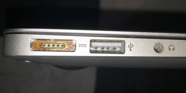 Inspectez le connecteur de charge lorsqu'ils ne sont pas l'ordinateur portable avec Windows, MacOS ou Linux, vous