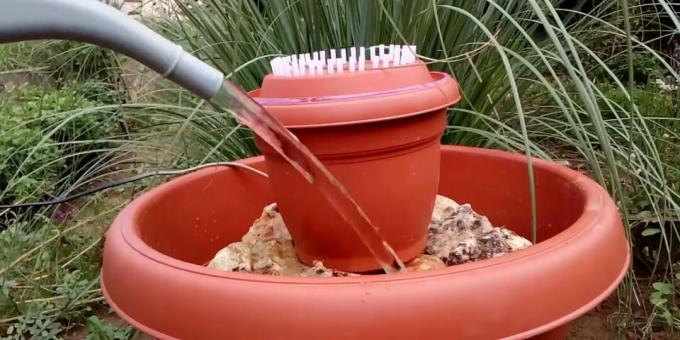 Comment faire une fontaine à faire soi-même: installez la structure dans un grand pot de fleurs