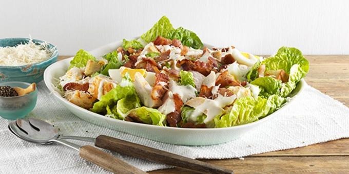 Salade César au poulet, champignons et bacon