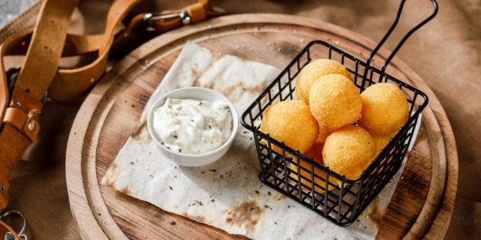 Boulettes de fromage frites frites avec du jambon