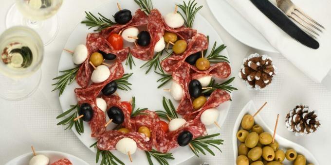 Canapé aux saucisses, olives et mozzarella