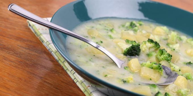 soupes de légumes: soupe avec le brocoli, les pommes de terre et parmesan