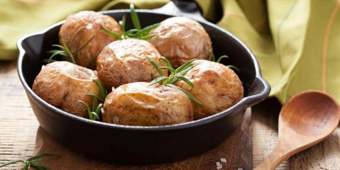 Pommes de terre nouvelles cuites au four avec du sel