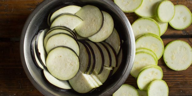 Tarte aux légumes: hachez l'aubergine et la courgette