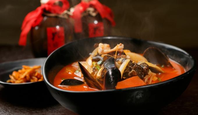 Soupe de nouilles épicée coréenne aux fruits de mer