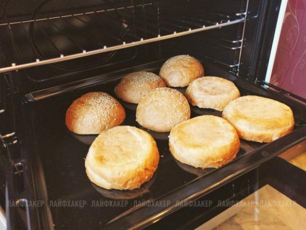 Sloppy Joe Burger: Placez les petits pains, côté coupé vers le bas, sur une plaque à pâtisserie