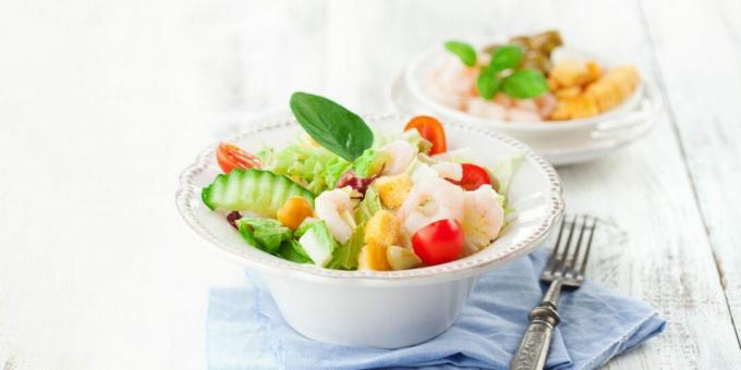 Salade aux crevettes, tomates et concombres