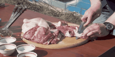 Comment faire cuire le boeuf barbecue: veines enlever et os et couper un morceau des mêmes cubes