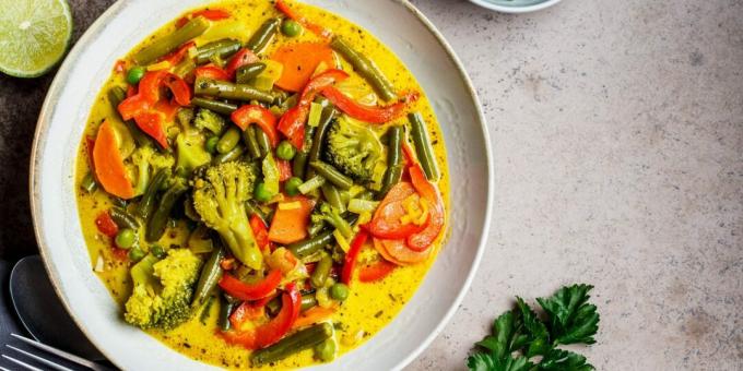 Légumes au curry dans une poêle