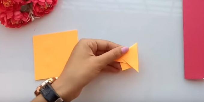 Couper le papier de trois couleurs différentes, deux petits carrés identiques