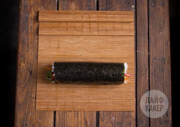 Comment faire un sushirrito: utilisez un tapis pour rouler doucement le rouleau