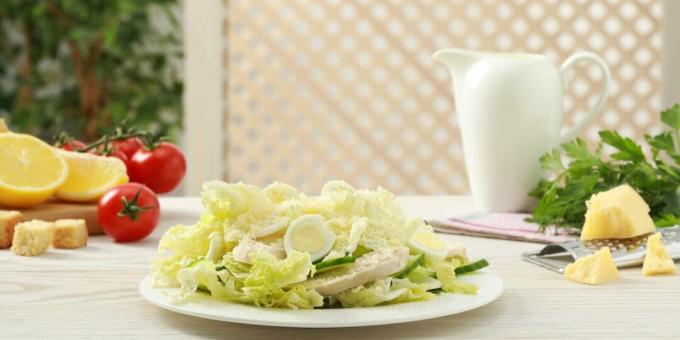 Salade de chou chinois, poulet et oeufs de caille