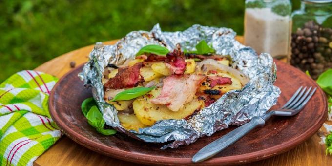 Pommes de terre aux oignons et bacon en papillote sur charbons