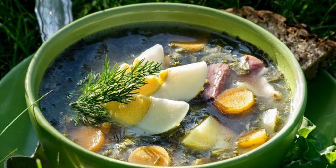 Soupe de chou vert aux lardons, ortie et oseille