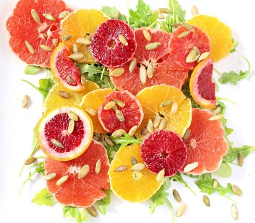La vitamine salade d'oranges, roquette et graines de citrouille