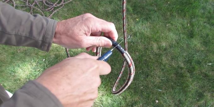 Balancez vos bras: Coupez un morceau de corde