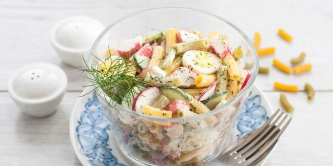 Salade avec bâtonnets de crabe, œufs et pâtes