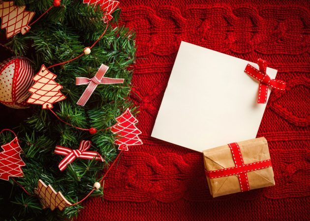 Décorer un arbre de Noël: cadeaux