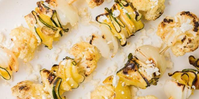 Amuse-gueule Zucchini: kebabs avec chou-fleur et feta
