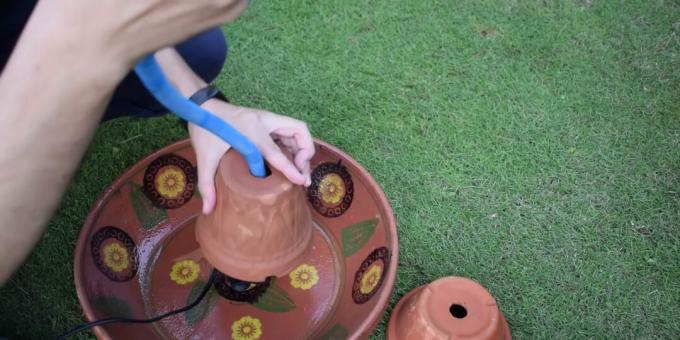 Comment faire une fontaine à faire soi-même: installer une pompe et un grand pot de fleurs