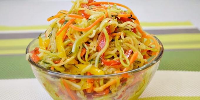 Salade de courgettes et de carottes pour l'hiver et le poivre en coréen