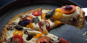 Pizza au chou-fleur faible en calories avec champignons et basilic
