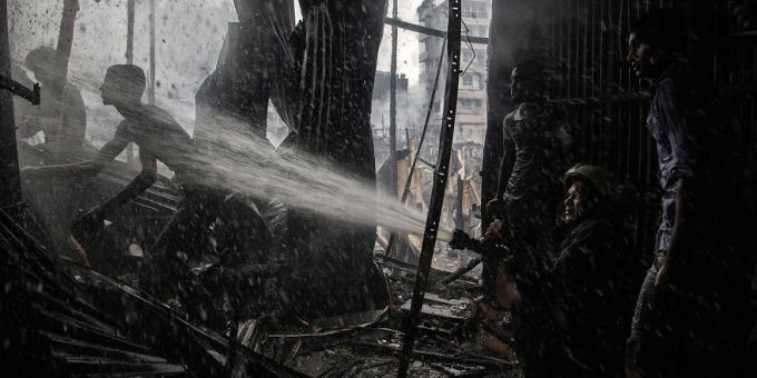 travail des résidents locaux et les pompiers en équipe