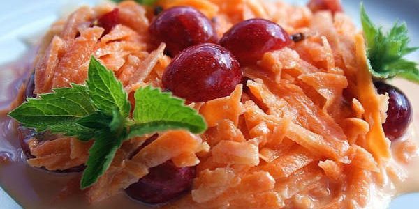 Que faire cuire de groseilles: Salade douce avec des groseilles et des carottes